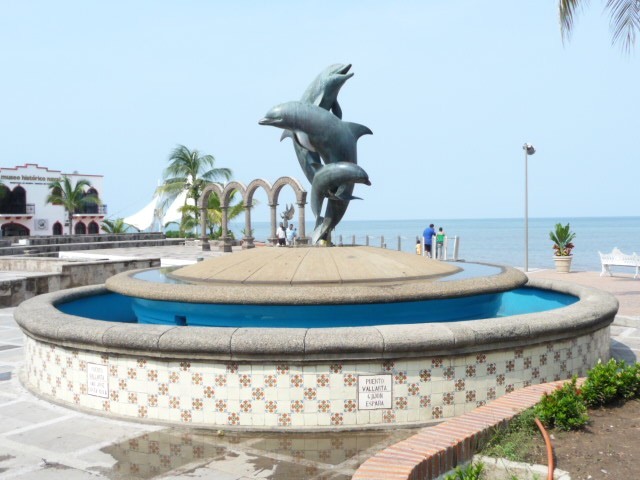 the fountain in its old location before the Malecon was remodeled